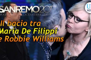 Robbie Williams bacia Maria De Filippi